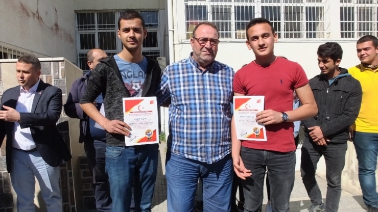 Burhaniye’de Yardımsever Liselilere Teşekkür Belgesi