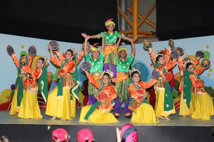 41 Ülke 41 Renk Gösterisi Büyüledi