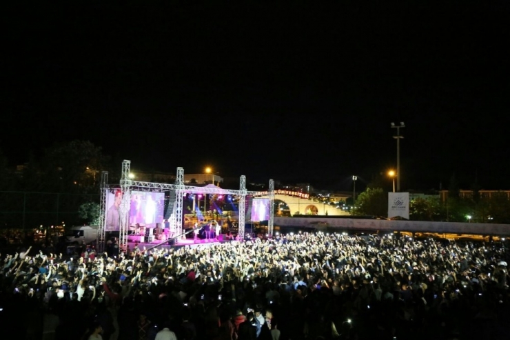 Buray Konseri Büyük İlgi Gördü