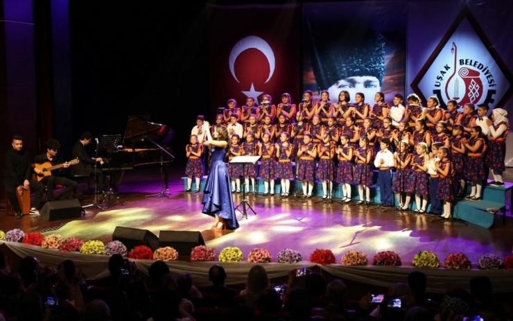Uşak’ta Miniklerin Tek Ses Olduğu Dev Konser Hayran Bıraktırdı