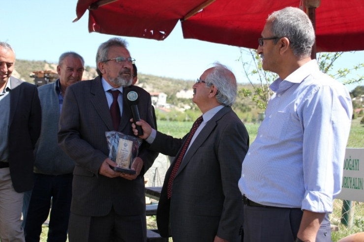 Köy Kültür Evinden Destekçilere Plaket