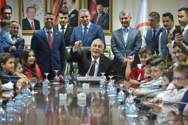 Bakan Fakıbaba Çocukları Kabul Etti