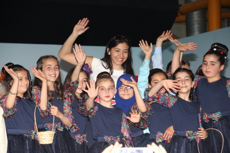 23 Nisan Etkinliklerinde İşitme Engelliler İçin Konser Verdiler