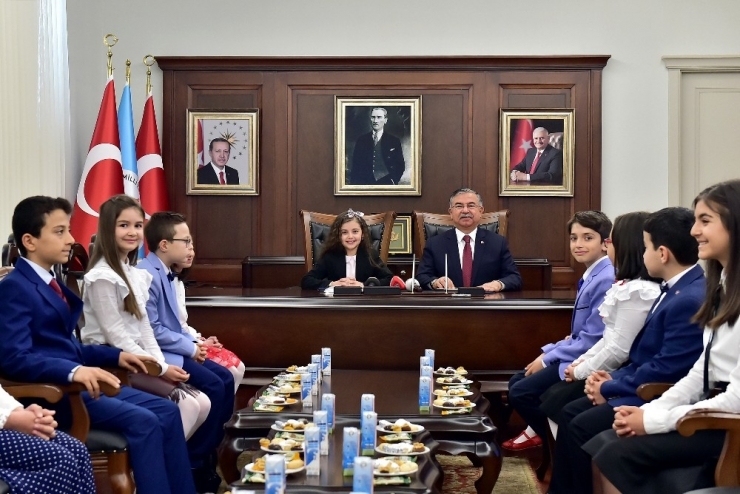 Bakan Yılmaz Çocukları Kabul Etti