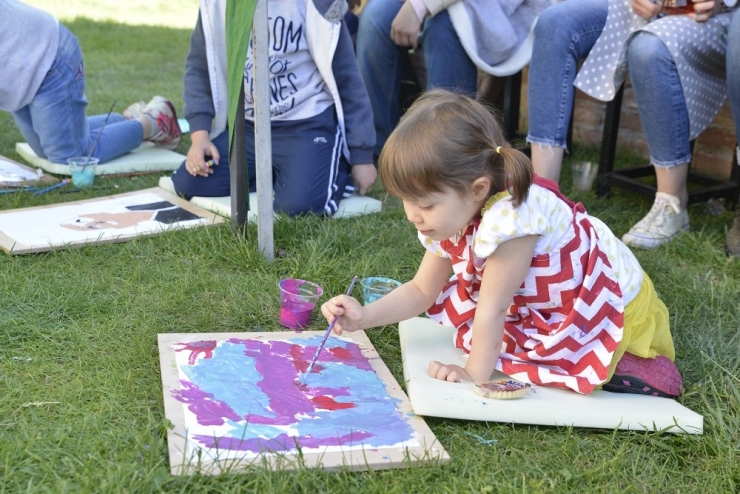 Minik Yüreklerden 23 Nisan’a Özel Resim Sergisi