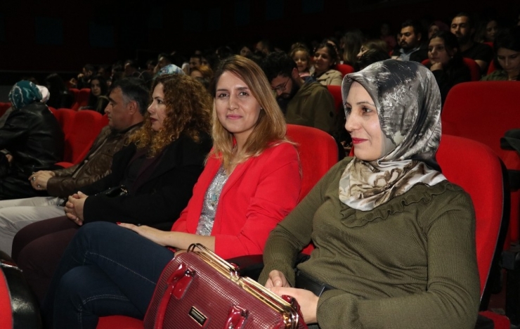 Van Kent Sanat Ve Dans Akademisinden ‘Bana Bir Şeyhler Oluyor’ Oyunu