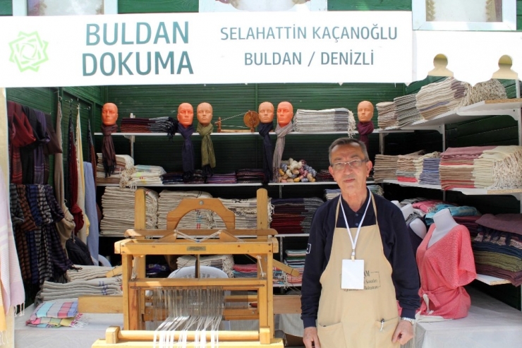 60 Yıldır Dokumaya Devam Ediyor