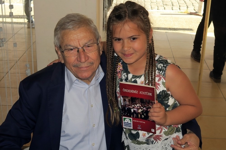 Şair Yazar Hüseyin Yurttaş Foça’da Okuyucuları İle Buluştu