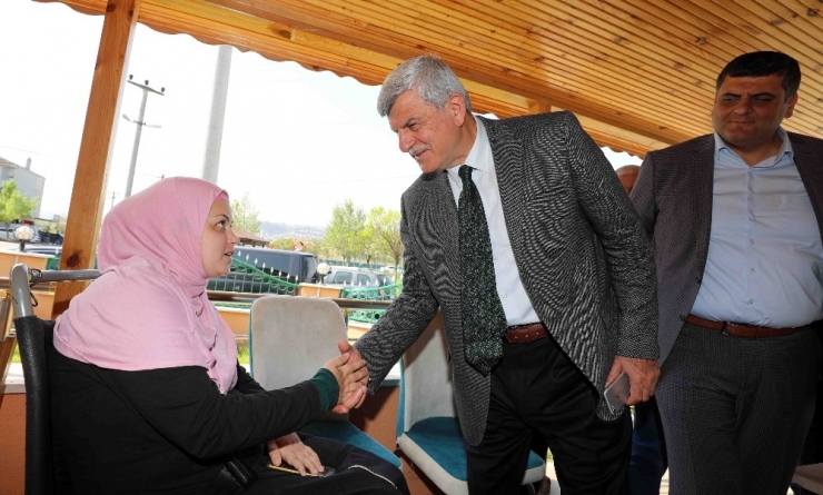 Başkan Karaosmanoğlu, 4 Engelli Çocuğu Bulunan Aileyi Ziyaret Etti