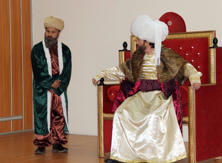 Öğretmenler Hayallerini Tiyatro Sahnesinde Gerçekleştiriyor