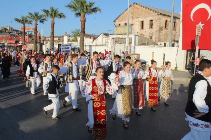 Ayvalık’ta 5. Uluslar Arası Halk Oyunları Şenliği Coşkusu