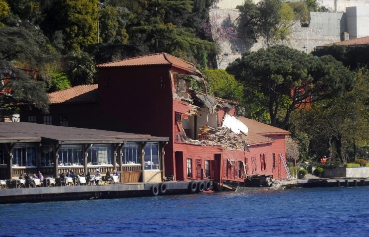 Tarihi Yalı Onarılmayı Bekliyor