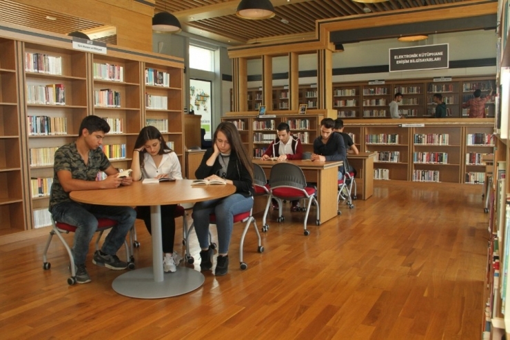 Kitapseverler, Kütüphanede Sabahlayacak