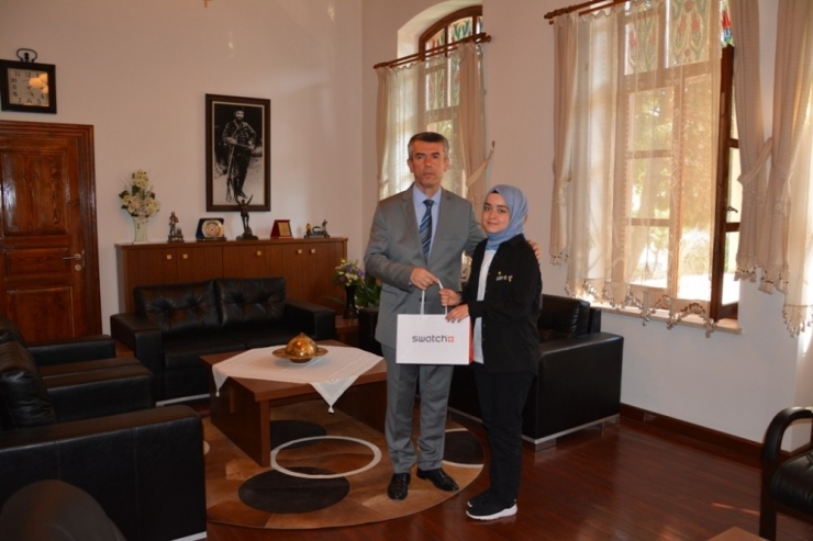 Tübitak Türkiye Birincileri Kaymakam Sırmalı’yı Makamında Ziyaret Ettiler