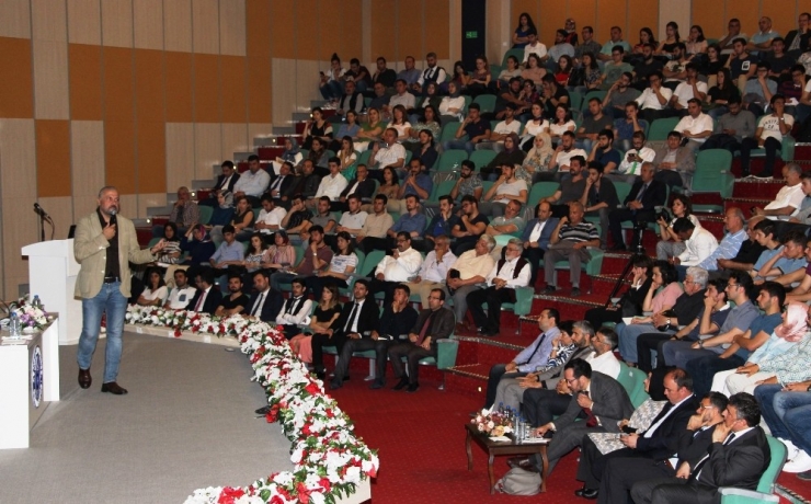 Mete Yarar’dan Adü’de “Yedi Düvelle Savaşıyoruz” Konferansı