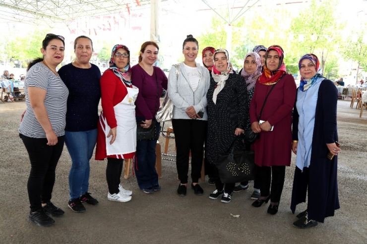 İclal Aydın Hanımeli Pazarını Ziyaret Etti