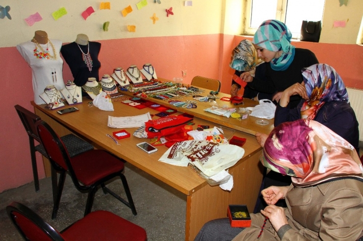 Hizan’da Takı Tasarım Kursuna Yoğun İlgi