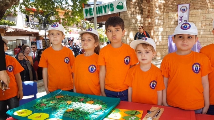 Kuşadası’nda Okul Öncesi Bilim Fuarı Açıldı