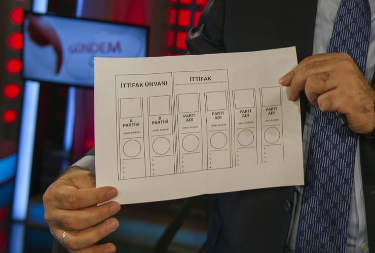 İhlas Medya Ankara Temsilcisi Batuhan Yaşar’ın Tgrt Haber Gündem Özel Programı’na Konuk Olan Adalet Bakanı Abdulhamit Gül, 24 Haziran’da Kullanılacak Oy Pusulasını Gösterdi. Gül, "24 Haziran’da İki Tercihte Bulunacağız. Tek