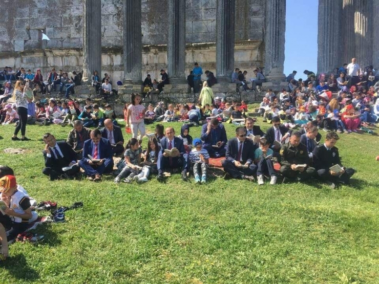 Aizonai Antik Kenti’nde ’Çavdarhisar Okuyor’ Projesi