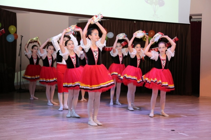 Aü Çocuk Korosu Ve Bale Gösterisi İzleyenleri Büyüledi