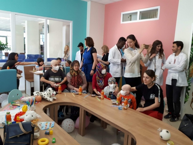 Hem Sevgilerini, Hem Hediyelerini Paylaştılar