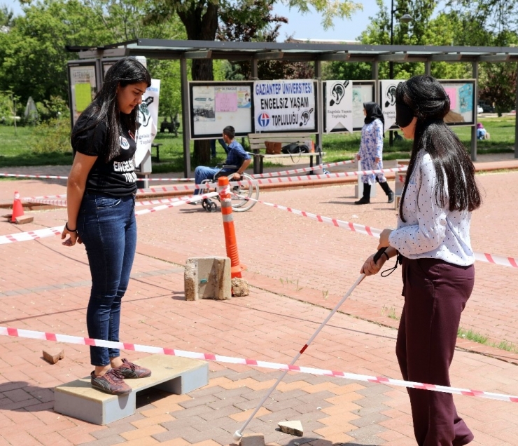 Üniversite Öğrencileri 5 Dakikalığına Görme Engelli Oldu