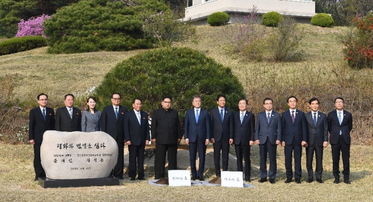 Güney Ve Kuzey Kore Liderleri Sınırda Barış İçin Ağaç Dikti