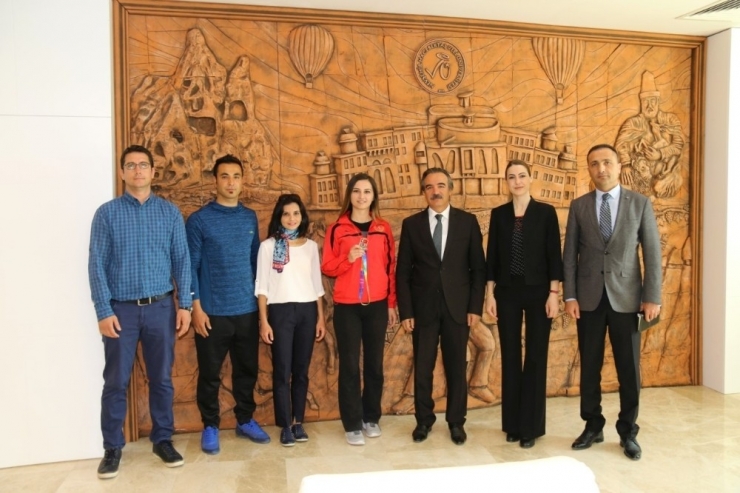 Rektör Bağlı, Dereceye Giren Takımları Makamında Kabul Etti