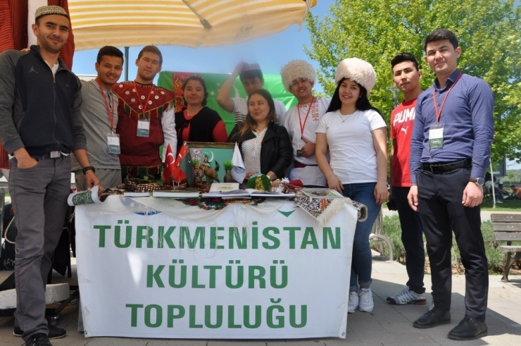 Uşak Üniversitesi’nde Öğrenci Toplulukları Stant Çalışmalarına Devam Ediyor