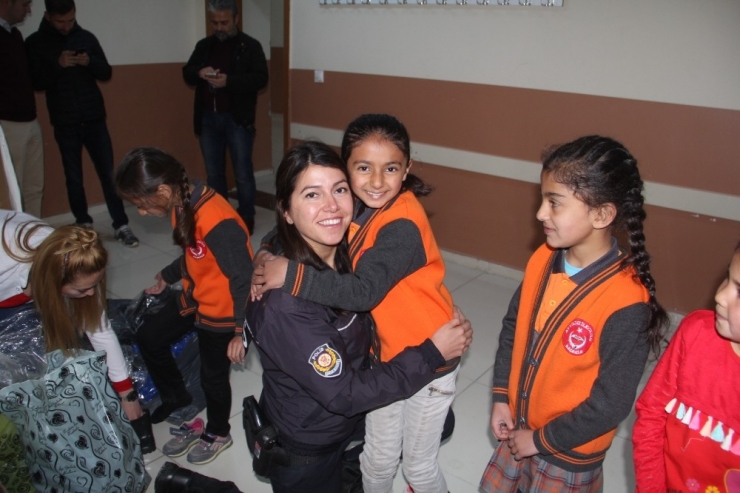 Başkale Polisinden 500 Öğrenciye Giyim Yardımı