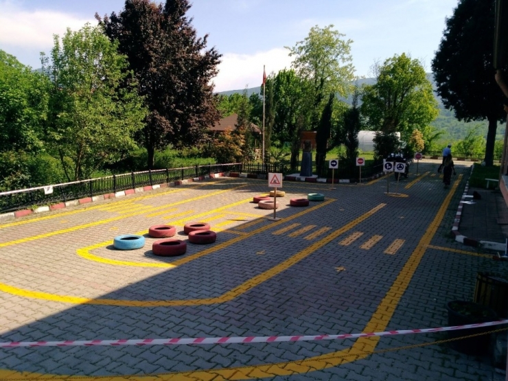 Minikler İçin Trafik Eğitim Pisti Kuruldu