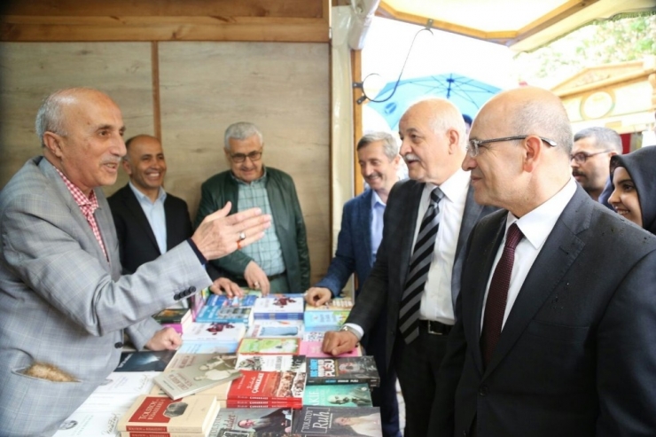 Başbakan Yardımcısı Şimşek Kitap Fuarını Gezdi