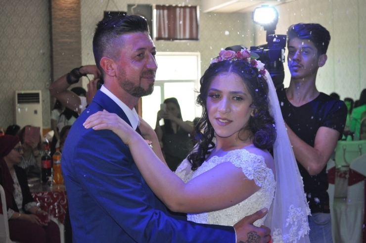 Düğünlerini Ertelediler, Mutluluklarını Ertelemediler