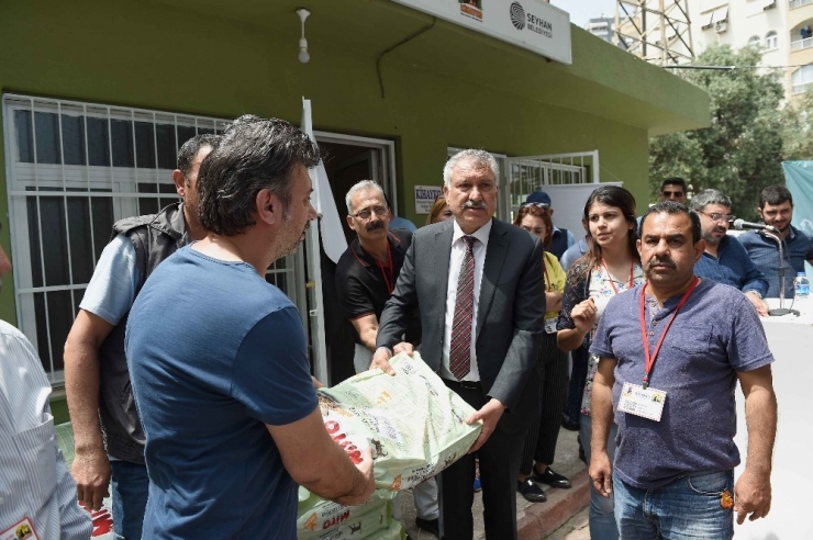 Seyhan’da Kedi Ve Köpekler İçin Mama Dağıtıldı
