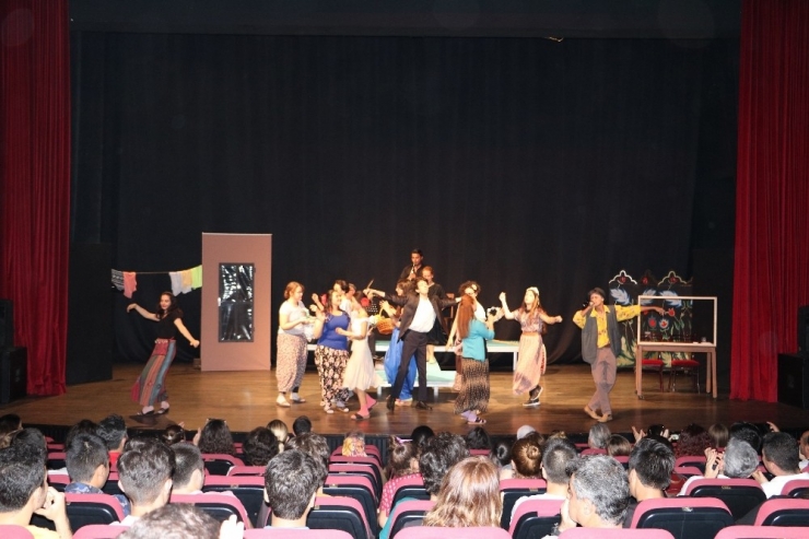 Aydın’da Kültür Merkezi Kursiyerlerinden Tiyatro Gösterisi