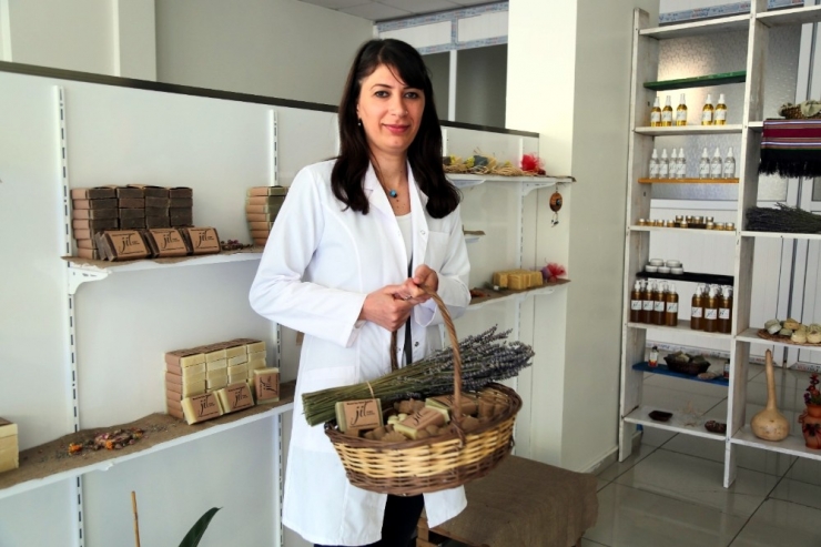 Kimya Mühendisi Alerjisini Fark Etti, Bitkilerden Sabun Üretti