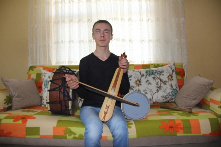 Doğuştan Görme Engelli Emirhan, Çaldığı Kemençeyle Hayran Bırakıyor