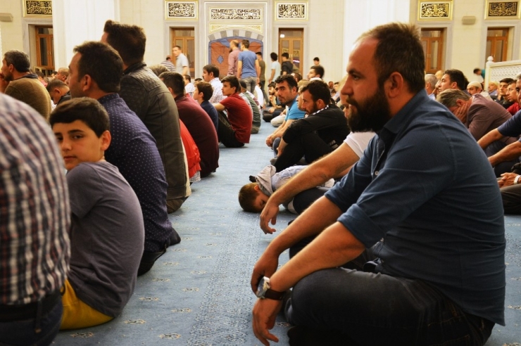 Berat Kandili’nde Camiler Doldu, Taştı