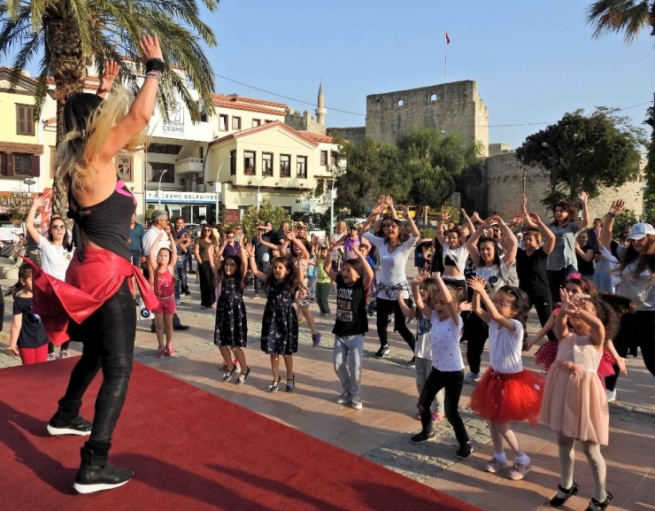 Çeşme’de Dünya Dans Günü’ne Zumbalı Kutlama