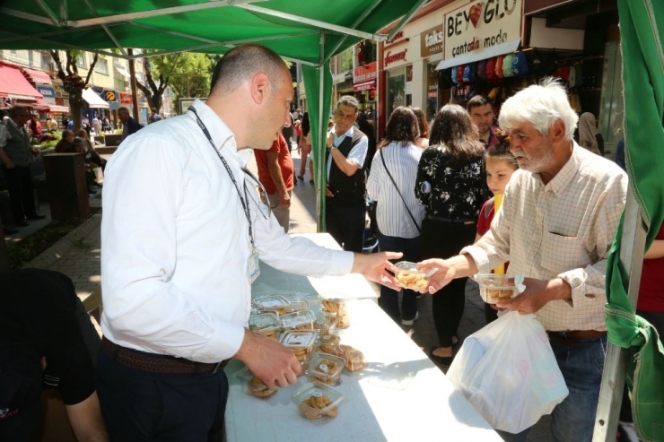 Odunpazarı Belediyesi Kandil Simidi Dağıttı