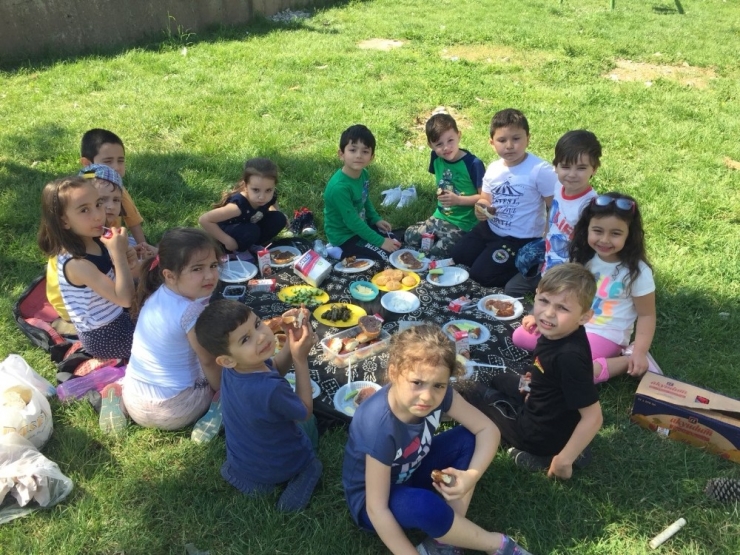 Kaynarca’da Anaokul Öğrencileri Fidan Dikti