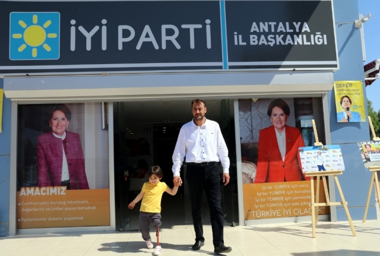 Evine Hazırladığı Düzenekle Kızı Minik Özge’ye Yürümeyi Öğreten Baba Milletvekili Aday Adayı Oldu