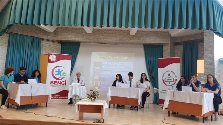 Edremit’te Münazara Yarışması Final Karşılaşması Gerçekleşti