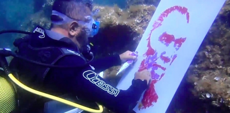 Denizin Altında Atatürk Resmi Çizdi