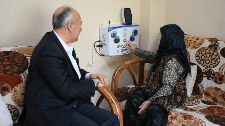 Bu Butonla Belediye, Yaşlıların Evladı Oldu