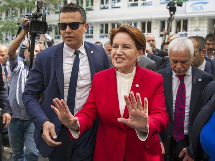 İyi Parti Genel Başkanı Meral Akşener, Cumhurbaşkanı Adaylığı İçin Yüksek Seçim Kuruluna (Ysk) Geldi.