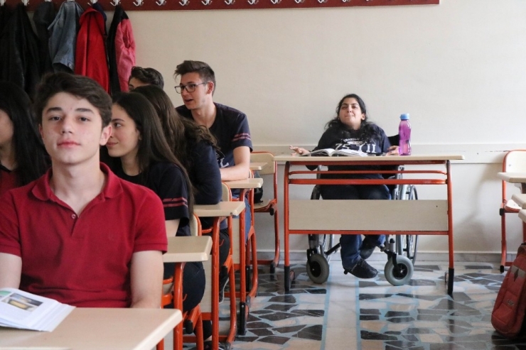 Engeline Aldırmadı Okulun İhtiyaçları İçin Uğraşıyor