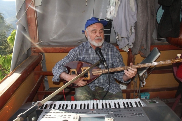 Yarım Asırdır Bağ Evinden Şaphane İlçesine Canlı Müzik Yayını Yapıyor