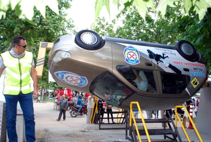Kaza Anını Canlı Yaşayıp, Emniyet Kemerinin Önemini Öğrendiler